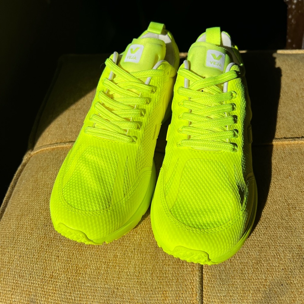 New Neon Green Shoe but has no tag